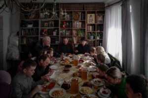 LUCAS BARIOULET/LE MONDE | Des personnes fuyant les combats dans l'est de l'Ukraine mangent au monastère orthodoxe de la Résurrection à Lviv, le 11 mars dernier