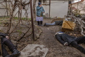 DANIEL BEREHULAK/NEW YORK TIMES/MAPS | Tatiana Petrovna, amie de la famille, découvre les corps de Serhiy, son beau-frère Roman et d'un inconnu tués par des soldats russes devant sa maison à Boutcha, au nord-ouest de Kíiv, le 4 avril dernier
