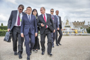 JEAN-CLAUDE COUTAUSSE/LE MONDE | El presidente francés, Emmanuel Macron, recibiendo a su homólogo ruso, Vladímir Putin, en el palacio de Versalles el 29 de mayo de 2017
