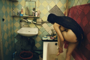 FRANÇOISE HUGUIER/AGENCE VU' | Mujer en el baño de un apartamento comunitario, <em>kommunalka</em>, de San Petersburgo, en 2007