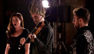 TRISTÁN PÉREZ MARTÍN | La soprano Quiteria Muñoz, el violinista Joel Bardolet i el baix Giorgio Selenza, durant una de les representacions d'Inventions de Mal Pelo