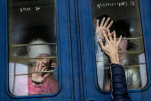 MADS NISSEN/POLITIKEN | Mads Nissen a remporté le Visa d'or de la Presse Quotidianne avec cette photographie pour le journal danois Politiken : L'Ukrainienne Oksana Gonishuk et ses deux filles Any, 9 ans, et Illa, 13 ans, disent adieu à son mari et père Yevgeni Gonishuk à la gare de Lviv, où elles se rendront en Pologne, après avoir dû quitter Kharkov pour la guerre et avant que Yevgeni ne parte au front