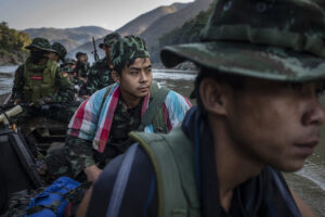 SIEGFRIED MODOLA | Soldados del Ejército Karenni atravesando el río Salween, en el este de Birmania, el pasado 18 de enero