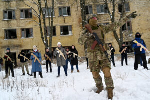 SERGEI SUPINSKY/AFP | Une séance d'entraînement de civils dans une usine abandonnée de Kiev avec des kalachnikovs en bois, le 30 janvier dernier, avant l'invasion de la Russie
