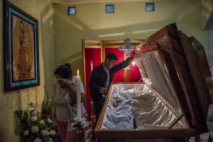 DANIEL BEREHULAK/NEW YORK TIMES | Fotografia del fèretre del periodista Pedro Tamayo Rosas, assassinat davant de casa seva el juliol del 2016 a Tierra Blanca, Estat mexicà de Veracruz, dins del reportatge <em>És fàcil matar un periodista</em>