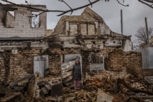 DANIEL BEREHULAK/NEW YORK TIMES/MAPS | Iryna Abramova, devant les ruines de sa maison à Boutcha où elle vivait depuis 20 ans avec son mari Oleh, exécuté par l'armée russe pendant l'occupation en mars, sur une photo du 22 avril dernier