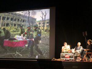 VICENÇ BATALLA | Les photojournalistes ukrainiens Evgeniy Maloletka (lauréat du Visa d'or News 2022) et Mstyslav Chernov présentent à Perpignan leur reportage sur les vingt premiers jours du siège russe de Mariupol. Sur la photo, des soldats portent une femme blessée par les bombardements aériens du 9 mars dans la maternité, qui finira par mourir avec son enfant à naître