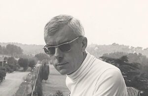 ROBERT RUBERT | El poeta, traductor i crític literari Gabriel Ferrater, amb les seves icòniques ulleres fumades i jersei de coll alt l'any 1969