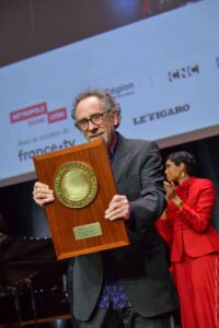 JEAN-LUC MEGE | Tim Burton, enseñando su Premio Lumière 2022, en la ceremonia en Lyon el pasado 21 de octubre
