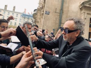 LOIC BENOÎT | Tim Burton, signant des autographes lors de l'un de ses nombreux événements publics à Lyon en tant que lauréat du Prix Lumière 2022