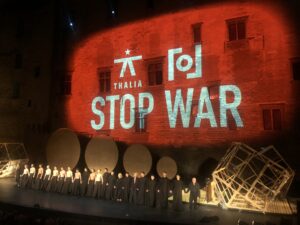 VICENÇ BATALLA | Salutation finale du Moine noir au Festival d'Avignon, le 7 juillet 2022, avec l’appel à l’arrêt de la guerre en Ukraine par les acteurs, chanteurs et danseurs du Théâtre Thalia de Hambourg