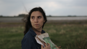 CAPRICCI | L'actrice Laura Paredes, protagoniste de Trenque Lauquen et co-scénariste du film, à la recherche des plantes de ce coin de La Pampa