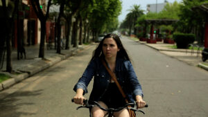 CAPRICCI | Laura, recorriendo las calles de Trenque Lauquen en bicicleta para resolver los diferentes misterios