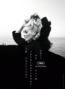 JACK GAROFALO/PARIS MATCH/SCOOP | El cartel de la 76ª edición del Festival de Cannes, con una foto en 1968 de Catherine Deneuve durante el rodaje de <em>La Chamade</em>, de Alain Cavalier, cerca de Saint-Tropez, y en una creación gráfica de Hartland Villa