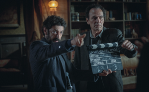 MANOLO PAVÓN | Manolo Solo, en el papel del director de cine Miguel Garay en <em>Cerrar los ojos</em>, al lado de José Coronado
