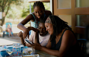 EMMYLOU MAI/CHAZ PRODUCTION | Les actrius principals de la pel·lícula de Catherine Corsini <em>Le Retour</em>, Esther Gohourou, Suzy Bemba i Aïssatou Diallo Sagna