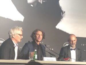 VICENÇ BATALLA | El director anglès Jonathan Glazer, enmig, Gran Premi del Festival de Canes 2023 per The Zone of Interest