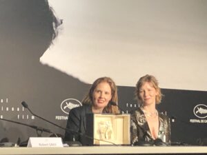 VICENÇ BATALLA | La cinéaste française Justine Triet, avec sa Palme d'or au Festival de Cannes 2023 pour Anatomie d'une chute, à côté de l'actrice principale, l'Allemande Sandra Huller