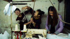 GLADYS GLOVER | Image tirée du documentaire Quingchun du Chinois Wang Bing, sur le travail de jeunes migrants dans une zone textile près de Shanghai