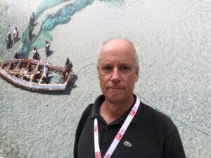 VICENÇ BATALLA | Le photographe américain George Steinmetz, devant une image de la pêche artisanale intensive au Mozambique issue de l'exposition Pêches mondiales en septembre 2022 au Visa pour l'Image de Perpignan