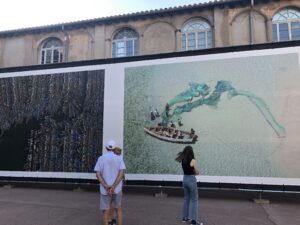 VICENÇ BATALLA | Las fotografías en gran formato de la exposición <em>Pescas Mundiales</em>, de George Steinmetz, en el patio de la iglesia de los Dominicanos de Perpiñán en el Visa pour l'Image de 2022