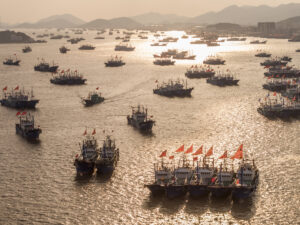 GEORGE STEINMETZ | Més de 2.000 vaixells d'arrossegament es preparen per a la campanya de pesca a la tardor a l'ancorada de Shipu, prop de Ningbo, a la Xina