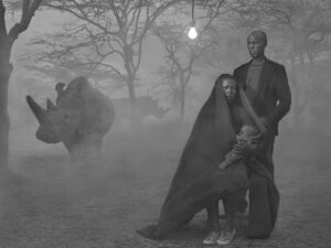 NICK BRANDT | Alice, Stanley y la rinoceronte Najin, en Kenia en 2020, todos ellos obligados a dejar su hábitat natural