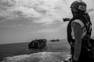 MICHAEL BUNEL/LE PICTORIUM | Fulvia, coordinadora de les operacions a bord del Geo Barents de Metges Sense Fronteres, dona instruccions a un vaixell d'immigrants sobrecarregat abans d'enviar-lis les armilles salvavides. És el 7 de juliol del 2022 i, aquell dia, el Geo Barents efectuarà sis salvaments en menys de deu hores, un rècord