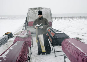 NANA HEITMANN/MAGNUM PHOTOS | Un prêtre orthodoxe célèbre l'enterrement de combattants de la milice Wagner à Bakinskaya, dans la région russe de Krasnodar, près de la mer Noire, le 7 février 2023