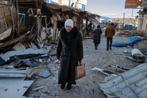 TYLER HICKS/THE NEW YORK TIMES | Una mujer camina entre las ruinas de Bajmut, en la provincia ucraniana de Donetsk, asediada por las tropas rusas, el 6 de diciembre de 2022