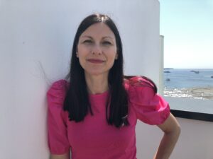 VICENÇ BATALLA | La música y actriz Helena Miquel, en una terraza del Palacio de Festivales de Cannes el pasado mayo durante la presentación de la película Cerrar los ojos, de Víctor Erice
