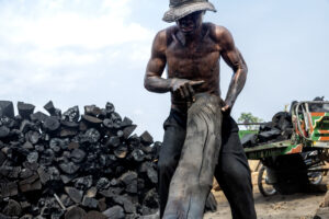 PASCAL MAITRE/MYOP | Dans un village cambodgien, Chong Da, dans le district de Santuk, ses habitants produisent du charbon de bois dans plus d'une centaine de fours en terre