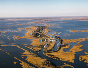 SANDRA MEHL | L'île de Jean-Charles dans le delta du Mississippi, qui depuis 1955 a perdu 95 % de ses terres à cause de la montée des eaux, sur une photo de 2017