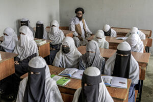 EBRAHIM NOOROZI/ASSOCIATED PRESS | Una escola religiosa a Kabul per a noies que continuava oberta després del retorn dels talibans al poder a l'Afganistan a l'estiu del 2021, l'11 d'agost del 2022