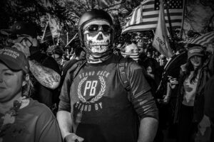 MARK PETERSON/REDUX PICTURES | Un miembro del grupúsculo de extrema derecha estadounidense Proud Boys durante una concentración en la capital Washington, dentro de la exposición sobre el neofascismo en este país <em>El pasado no muere nunca</em>, de Mark Peterson, en el Visa pour l'Image 2023