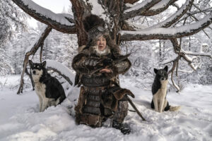 NATALYA SAPRUNOVA/ZEPPELIN/GANADORA DE LA BOLSA CANON DE LA MUJER FOTOPERIODISTA 2022 | Un evenki, población originaria de Yakutia, en Rusia, pide a los espíritus con un ritual chamánico en Oimiakón, Siberia, preservar el frío y los anticiclones que regulan las temperaturas del planeta