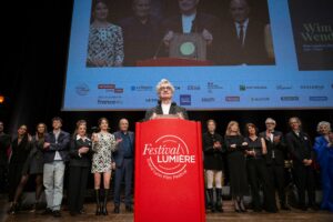 LOÏC BENOIT/INSTITUT LUMIÈRE | Wim Wenders, lors de son intervention à l'Amphithéâtre de Lyon pour le Prix Lumière 2023 avec les invités sur scène. A sa gauche et dès la deuxième personne, l'actrice Aurore Clément, la présidente de l'Institut Lumière, Irène Jacob, le réalisateur Alfonso Cuarón, son épouse Donata Schmidt et l'actrice Marisa Paredes