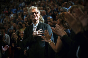 OLIVIER CHAISSIGNOLE/INSTITUT LUMIÈRE | Un moment de communion avec le public de l'Amphithéâtre de Lyon lors de la remise du Prix Lumière 2023 à Wim Wenders