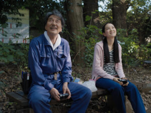 MASTER MIND | Une image de Perfect Days, de Wim Wenders, avec Koji Yakusho dans le rôle principal (Hirayama) aux côtés de sa nièce dans le film (Niko), interprétée par Arisa Nakano