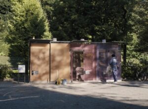 MASTER MIND | L'effet des ombres komorebi sur les murs des toilettes d'un parc de Tokyo que nettoie l'acteur principal Koji Yakusho dans le film Perfect Days, de Wim Wenders