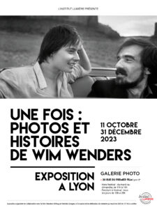 INSTITUT LUMIÈRE | Una de les tres exposicions de fotografia de Wim Wenders pel Premi Lumière 2023 a Lió, amb una imatge durant un viatge pel Monument Valley el 1978 en què es va trobar amb Isabella Rossellini i Martin Scorsese amb el seu cotxe avariat