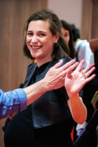 MARCO BARADA | La directora catalana Carla Simón, embarassada de vuit mesos, saludant a la sortida de la roda de premsa de Romeria, pel·lícula que competeix a la secció oficial del Festival de Canes 2025