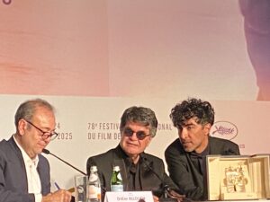 VICENÇ BATALLA | El director iranià Jafar Panahi, amb les ulleres negres i al costat del moderador i traductor de la roda de premsa, amb la seva Palma d'Or 2025 per Un simple accident