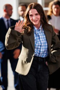 MARCO BARADA | L'actrice Juliette Binoche, présidente du jury de Cannes 2025, salue le public devant l'hôtel Martínez la veille du début du festival