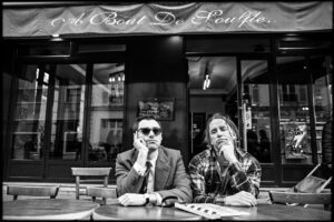 JEAN-LOUIS FERNANDEZ | Jean-Luc Godard, interprété par Guillaume Marbeck, avec le réalisateur de <em>Nouvelle Vague</em>, Richard Linklater, qui est assis à côté de lui dans un bar appelé <em>À bout de souffle</em>, comme le film de Godard