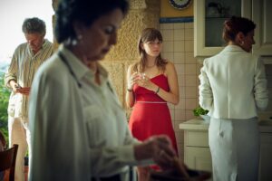 QUIM VIVES/ELÁSTICA FILMS | Une scène du film <em>Romeria</em>, de Carla Simón, avec l'actrice Llúcia Garcia jouant le personnage principal au milieu de l'image