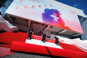 MARCO BARADA | L'équipe du Festival de Cannes déroule le tapis rouge de la 78e édition la veille