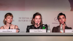 VICENÇ BATALLA | La directora Carla Simón a la conferència de premsa del Festival de Canes per Romeria, amb l'actriu protagonista i el seu alter ego Llúcia Garcia a l'esquerra i l'actor que fa del seu cosí Mitch a la dreta