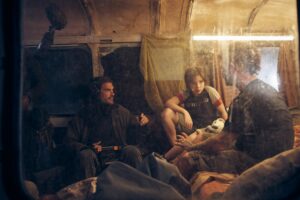 QUIM VIVES | El director Óliver Laxe, el niño Bruno Núñez y uno de los <em>travellers</em> durante el rodaje de <em>Sirât</em>